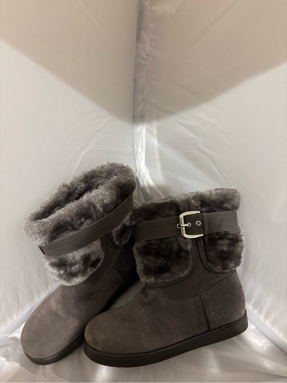 Cozy Women's gray Guess boots. Size 7.5